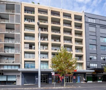Vibrant Split-Level Apartment in Surry Hills - Photo 2