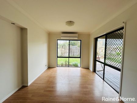 Massive Family Home with Sauna & Home Office Area - Mansfield School Catchment - Photo 2