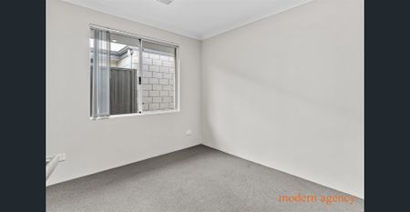 "Stunning Seaside Living: Charming House for Rent in Madora Bay" - Photo 3