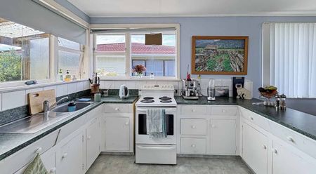 CASTLECLIFF - 3 BEDROOMS - Photo 3