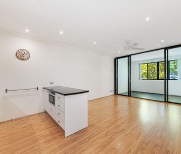 Oversized Modern One Bedroom Apartment - Photo 3