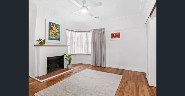 This gorgeous two bedroom house is centrally located, close to shops, transport and the hospital. - Photo 1