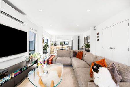 Sleek and Stylish - Photo 3