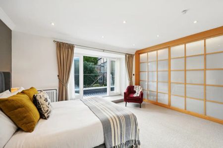 2 bedroom flat in London - Photo 4