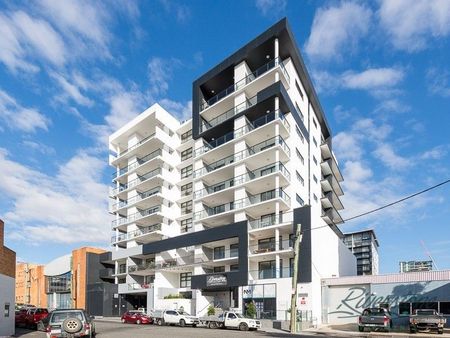 Large Apt with huge balcony on a high floor - Photo 3