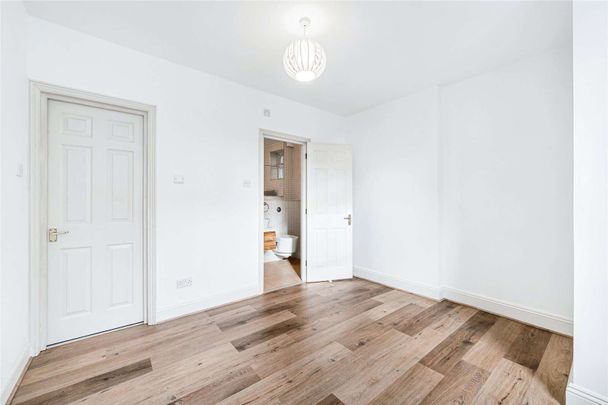 A superb two bedroom apartment set within a beautiful period building. - Photo 1