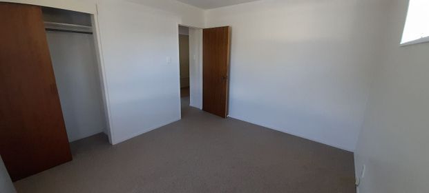 Fully fenced house with a peaceful outlook - Photo 1