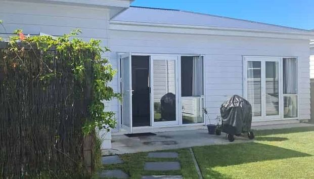 A Rare Find – Modern Retreat, Prime Location - Photo 1