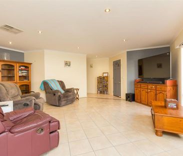 Three Bedroom House - Photo 3