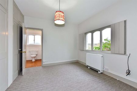 A charming cottage located in the heart of Rotherfield Greys. - Photo 4