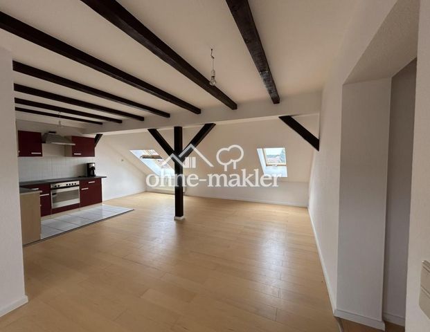 4-Raum DG-Appartment mit großen Fenstern und offener Einbauküche - Photo 1