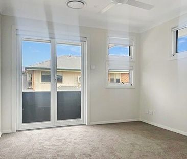 Gorgeous 4 bedroom townhouse for lease ! - Photo 2