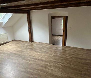 Helle 2,5-Zimmer-Dachgeschosswohnung mit Gartenmitbenutzung in Feil... - Photo 1