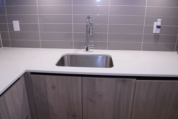 For Lease - 7 Steckley House Lane Unit# 612, Richmond Hill, Ontario - Photo 1