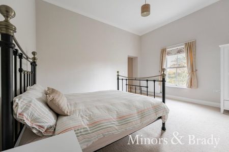 3 bedroom flat to rent - Photo 4