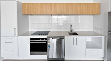 CITY CENTRE - SPACIOUS APARTMENT WITH CARPORT - Photo 3