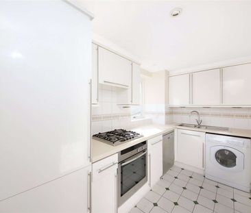 Bright and airy 2 double bedroom, 2 bathroom apartment with parking. - Photo 2