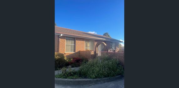 Charming Two Bedroom Unit - Photo 2