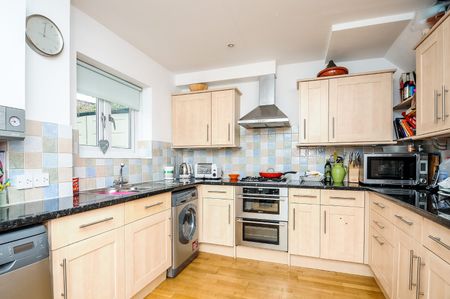 Rothesay Avenue, Wimbledon Chase, London, SW20 - Photo 3