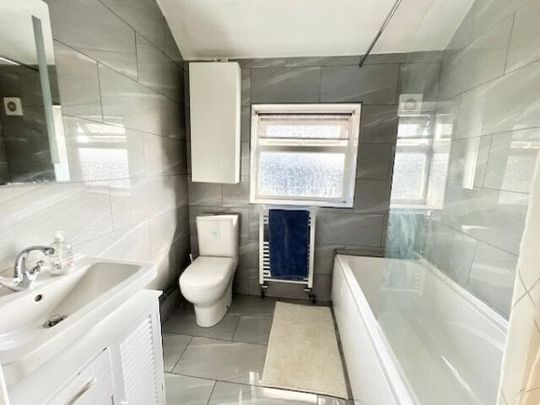 Whitchurch Road, Harold Hill, RM3 9EU, Property for rent - Photo 1