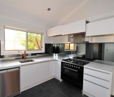 2-Bedroom townhouse, fully AC and renovated - Photo 4