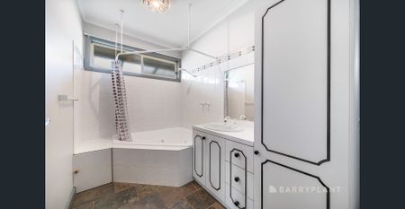 FAMILY HOME IN CENTRAL SEBASTOPOL LOCATION - Photo 4