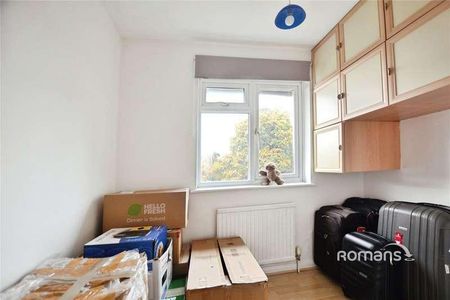 Brambles Farm Drive, Uxbridge, UB10 - Photo 5