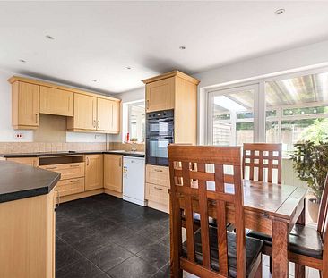 A well presented family home set in vibrant Tonbridge - Photo 6