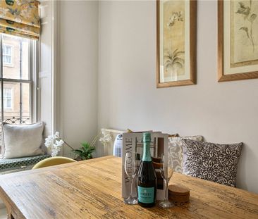 Suitable for Professional singles, couples, families, or sharers. A 3 bedroom upper floor maisonette in central Bath convenient for BathSpa Railway Station. Offered furnished. - Photo 1