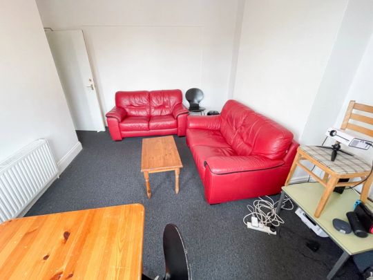 To Rent Holdenhurst Road, Lansdowne, Bournemouth, BH8 £2,500 pcm Tenancy Info - Photo 1