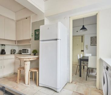 Large room in 9-bedroom apartment in Avenidas Novas - Photo 4