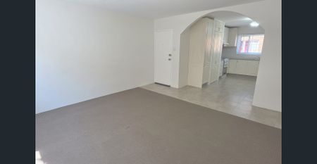 Freshly Painted Two Bedroom Apartment - Walk to Shops, Parks & Transport! - Photo 2