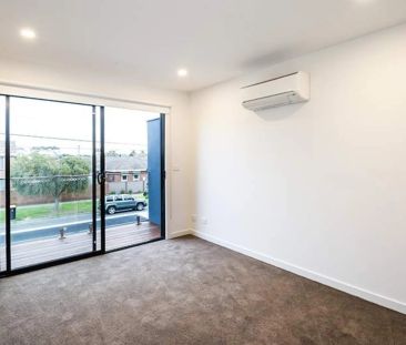 MODERN TOWNHOUSE | CONVENIENT LOCATION! - Photo 4