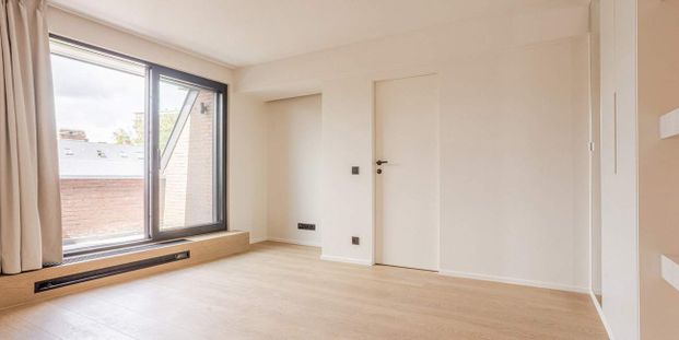 Triplex te huur in Ukkel voor € 3.650 met 4 slaapkamers - Photo 1