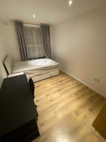 Room in a Shared Flat, Finch House, SE8 - Photo 2