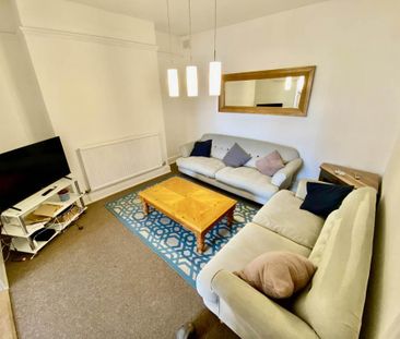 4 bedroom flat to rent - Photo 1
