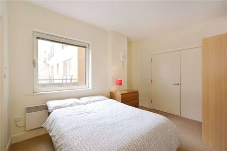 1120 sq ft modern apartment close to Tobacco Dock with private balcony. - Photo 3