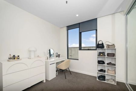 Contemporary Elegance: Luxurious 2 Bedroom Apartment - Photo 3