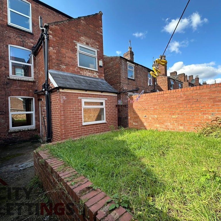 5 Bedroom Mid Terraced House - Photo 1