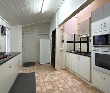 Furnished Room Opposite Major Shops - Minutes to CBD - Photo 5