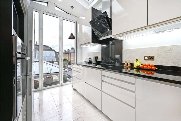 A brilliant two bedroom apartment on the Fulham Road close to all the local amenities. - Photo 1