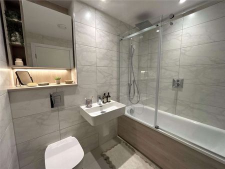 *ONE MONTHS FREE RENT ON SELECTED APARTMENTS* 40th Floor Fully Furnished Three Double Bedroom Apartment with unrivalled facilities in the Exclusive Cortland Development, Colliers Yard. - Photo 5