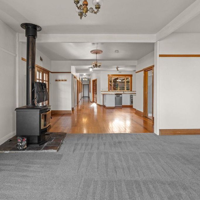 Spacious 5-Bedroom Home Close to Inveresk Campus & Launceston CBD - Photo 1