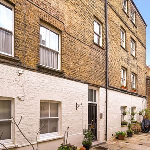 A beautiful apartment set in this picturesque setting in a pedestrian side street off Kinnerton Street and in the heart of North Belgravia. - Photo 2