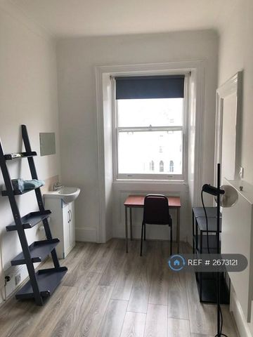 1 bedroom in a flat share to rent - Photo 4