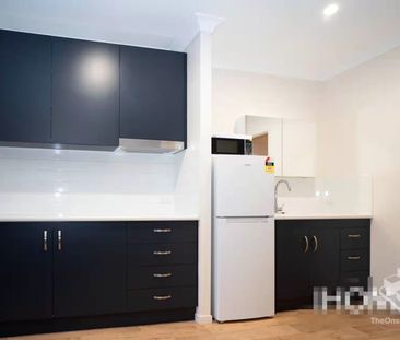 HUGE Modern Studio with Private Garage – Fully Furnished & Bills In... - Photo 1