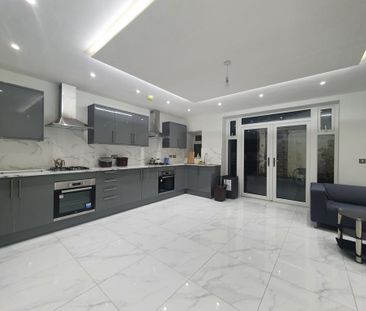 1 bedroom in a flat share to rent - Photo 3