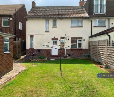 4 bedroom semi-detached house to rent - Photo 3