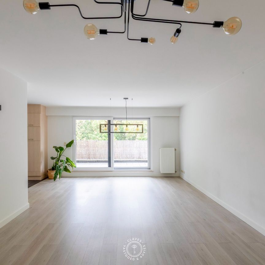 Verzorgd 2 slaapkamer appartement met ruim terras en autostaanplaats - Photo 1