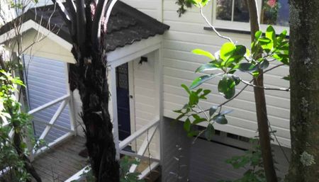 Sunny four-bed house in Wadestown - Photo 5